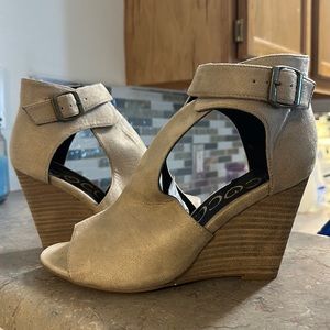 BRAND NEW CCOCCI WEDGE HEELS SIZE 8 COLOR TAN